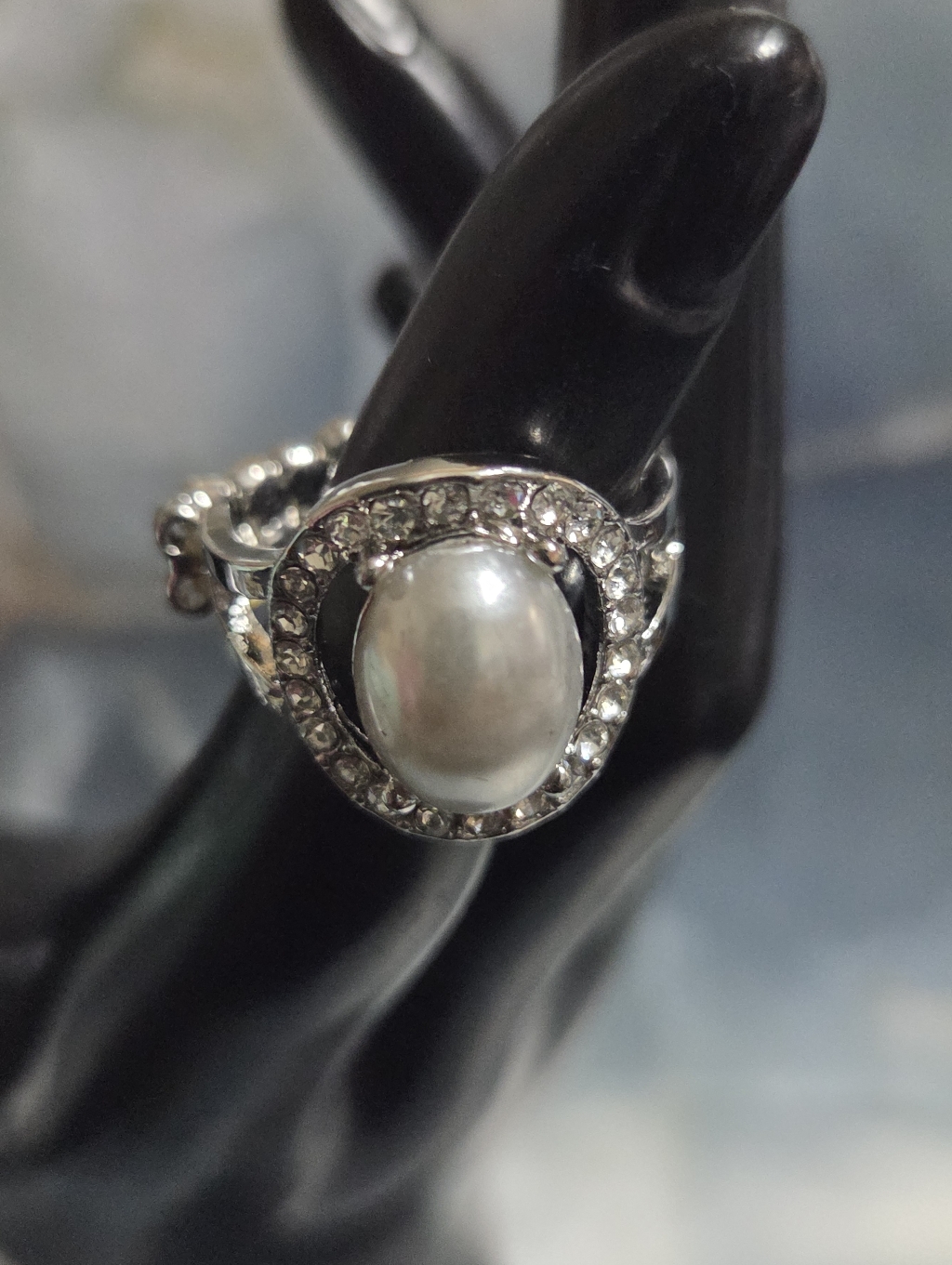 Paparazzi Silver Pearl Halo Ring With Clear Crystals 8$
